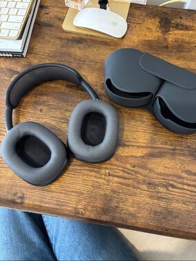 Apple AirPods Max Space Gray | Noise Canceling | Excellent Condition w/ Case